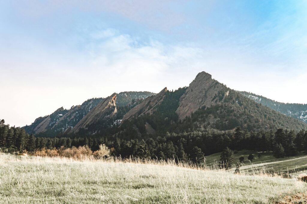A breathtaking view of the picturesque Flatirons mountains in a serene landscape in Boulder Colorado